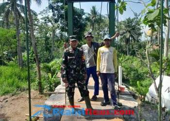 Babinsa Bantargadung Serka Didik Susanto Tinjau Pembangunan Jembatan Gantung di Wilayah 2203/Warungkiara Pastikan Berjalan Sesuai Rencana