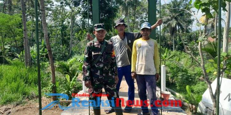 Babinsa Bantargadung Serka Didik Susanto Tinjau Pembangunan Jembatan Gantung di Wilayah 2203/Warungkiara Pastikan Berjalan Sesuai Rencana