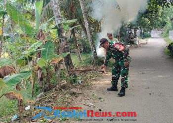 Babinsa Bojonggaling Sertu Ian Koramil 2203/Warungkiara Ajak Warga Gelar Kerja Bakti Bersihkan Lingkungan