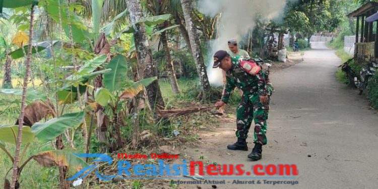 Babinsa Bojonggaling Sertu Ian Koramil 2203/Warungkiara Ajak Warga Gelar Kerja Bakti Bersihkan Lingkungan