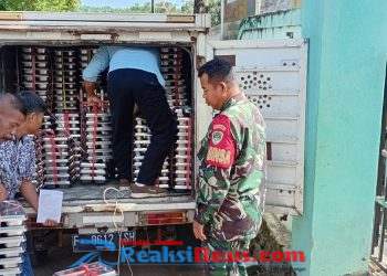 Serka Enceng Setiawan Koramil 2203/Warungkiara Dampingi Distribusi Makanan Bergizi ke Sekolah