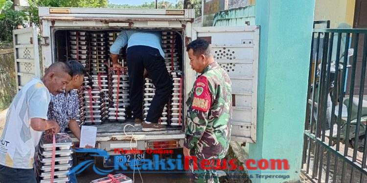Serka Enceng Setiawan Koramil 2203/Warungkiara Dampingi Distribusi Makanan Bergizi ke Sekolah