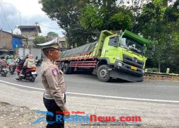 Aksi Cepat Ipda Yoga & Bripka Hendar, Anggota Polsek Cibadak,Atur Arus Macet Akibat Truk Terperosok