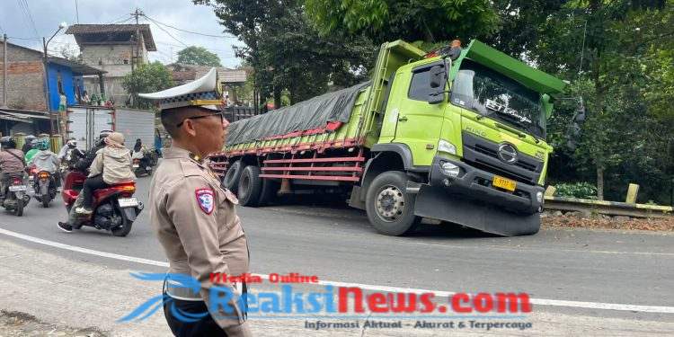 Aksi Cepat Ipda Yoga & Bripka Hendar, Anggota Polsek Cibadak,Atur Arus Macet Akibat Truk Terperosok