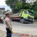 Aksi Cepat Ipda Yoga & Bripka Hendar, Anggota Polsek Cibadak,Atur Arus Macet Akibat Truk Terperosok