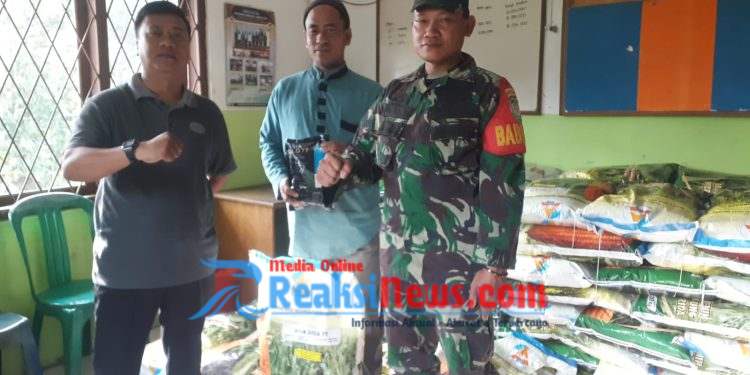 Babinsa Bantargadung Serka Didik Susanto Koramil 2203/Warungkiara Monitor Penyaluran Bantuan Benih Jagung dari Kementerian Pertanian