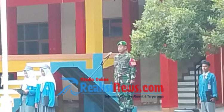 Babinsa Koramil 2203/Warungkiara Serka Enceng Hadiri Upacara di SMK Dwi Warna, Tanaman Nilai Kebangsaan pada Siswa