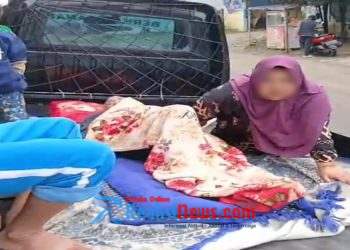 Akibat Mobil Ambulance Milik Desa Cibaregbeg Kab. Sukabumi yang Dibakar oleh Oknum, Kini Warga yang Sakit Dibawa Ke RS Menggunakan Mobil Colt Dogong