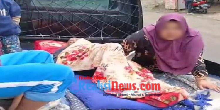 Akibat Mobil Ambulance Milik Desa Cibaregbeg Kab. Sukabumi yang Dibakar oleh Oknum, Kini Warga yang Sakit Dibawa Ke RS Menggunakan Mobil Colt Dogong
