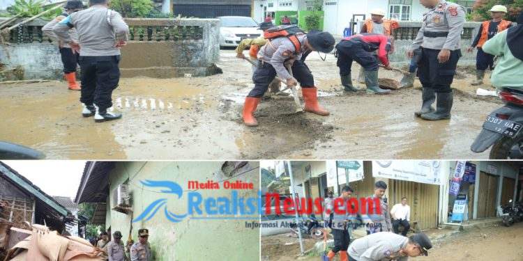 Gerak Cepat Kepolisian Evakuasi Korban Banjir Sukabumi hingga Beri Bantuan