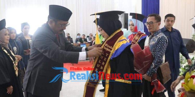186 Mahasiswa STISIP Wpm di Wisuda, Bupati Yakin Bisa Berkontribusi Positif Bagi Masyarakat