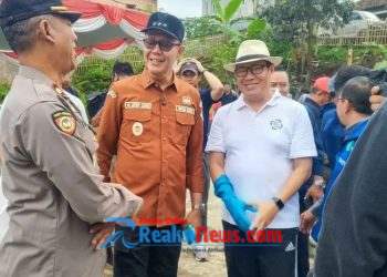 Jum’at Bersih, Forkopimda Kota Sukabumi Bersama Warga Turun Bersihkan Sampah Sungai Cisuda