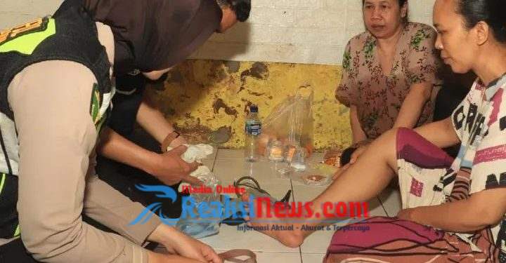 Berikan Pelayanan Kesehatan di tengah Korban Bencana Banjir, oleh Dokkes Polres Sukabumi