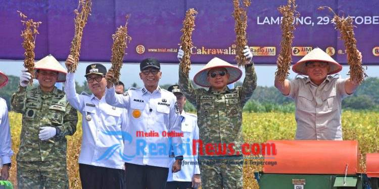 Panglima TNI Dampingi Menhan RI Tinjau Panen Kedelai Garuda Merah Putih di Lampung Utara