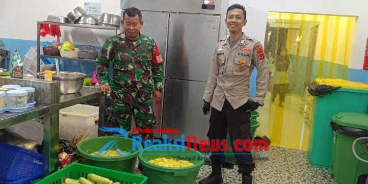 Serka Enceng Koramil 2203/Warungkiara Bersama Bhabinkamtibmas Laksanakan Monitoring Dapur MBG Sebelum Disalurkan kepada Siswa