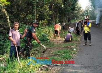 Babinsa Bojonggaling Sertu Iyan Koramil 2203/Warungkiara Ajak Warga Gelar Jumat Bersih di Bantargadung