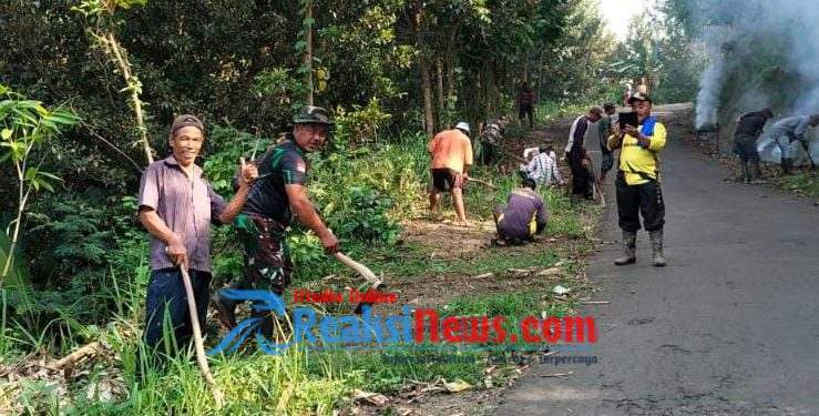 Babinsa Bojonggaling Sertu Iyan Koramil 2203/Warungkiara Ajak Warga Gelar Jumat Bersih di Bantargadung