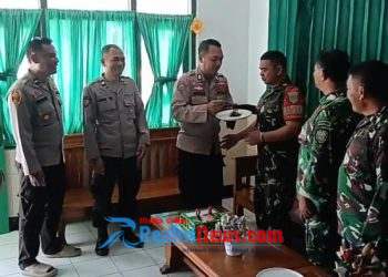 Polsek Warungkiara Berikan Kejutan Kepada Anggota Koramil 2203/Warungkiara di Hari Hut TNI Ke- 80