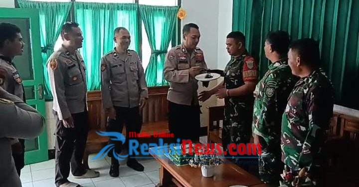 Polsek Warungkiara Berikan Kejutan Kepada Anggota Koramil 2203/Warungkiara di Hari Hut TNI Ke- 80