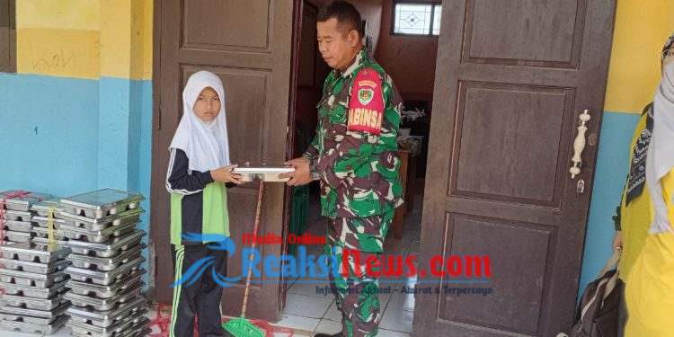 Babinsa Koramil 2203/Warungkiara Serks Enceng Dampingi Pendistribusian Makanan Bergizi di Sekolah Dasar Wilayah Warungkiara