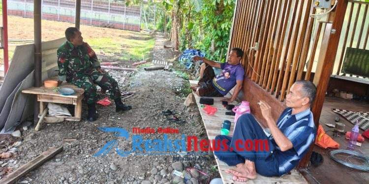 Kopka Roni Babinsa Bantargebang Koramil 2203/Warungkiara, Laksanakan Komsos bersama Tokoh Masyarakat