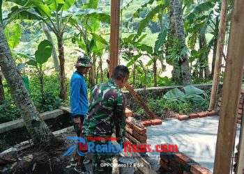 Babinsa Hegarmanah Kopda Kusdiarto Koramil 2203/Warungkiara Laksanakan Monitoring Pembangunan Irigasi Pompa, Dukung Ketahanan Pangan Desa