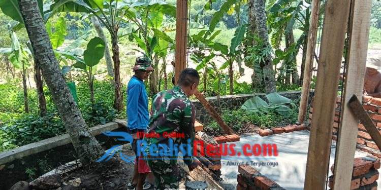 Babinsa Hegarmanah Kopda Kusdiarto Koramil 2203/Warungkiara Laksanakan Monitoring Pembangunan Irigasi Pompa, Dukung Ketahanan Pangan Desa