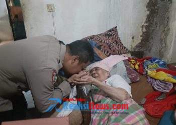 Polsek Cibadak Gelar Jumat Berkah, Bantu Warga Lansia Sakit di Kelurahan Cibadak