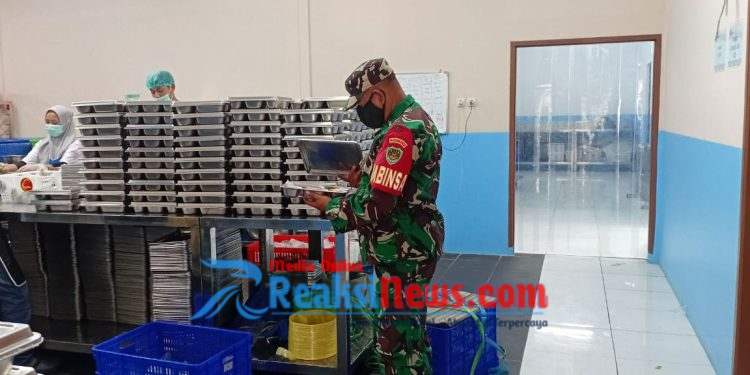 Babinsa Koramil 2203/Warungkiara Serka Enceng Dampingi Pendistribusian Makanan Bergizi Gratis untuk Warga
