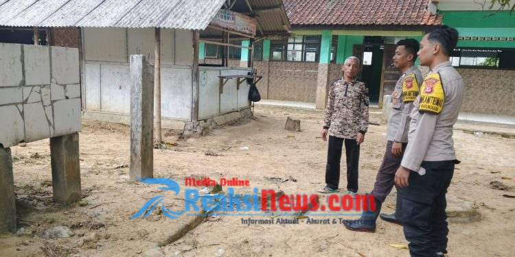 TNI – POLRI Bersatu Bersihkan Bekas Banjir Lumpur di SMPN 2 Warungkiara