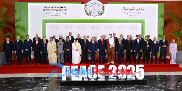 Pose Jempol Prabowo Warnai Hangatnya Sesi Foto Pemimpin Dunia di KTT Perdamaian Gaza