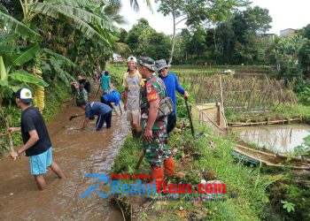 Babinsa Kertamukti Koramil 2203/Warungkiara Serka Subagio Carup Ajak Warga Gotong Royong Bersihkan Saluran Irigasi