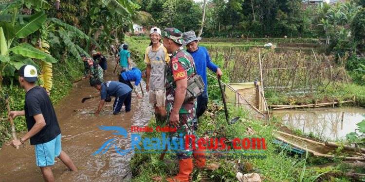 Babinsa Kertamukti Koramil 2203/Warungkiara Serka Subagio Carup Ajak Warga Gotong Royong Bersihkan Saluran Irigasi