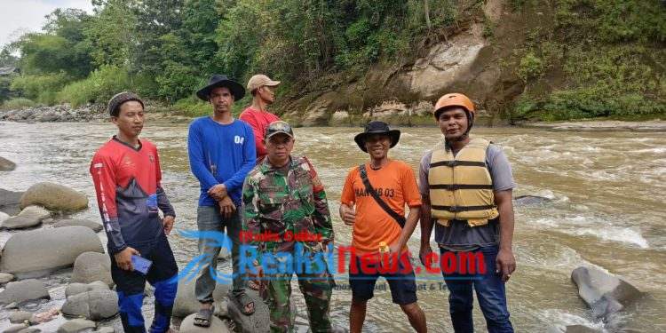 Sertu H. Agus Ramdani Koramil 2203/Warungkiara Bersama Relawan Mantab 03 Gelar Pelatihan SAR di Sungai Cimandiri Warungkiara