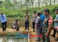 Serma Slamet Koramil 2203/Warungkiara Bersama Unsur Forkopimcam Tinjau Usaha BUMDes Desa Girijaya