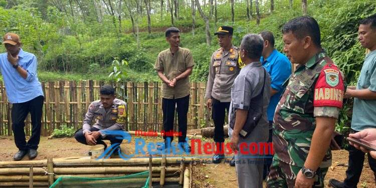 Serma Slamet Koramil 2203/Warungkiara Bersama Unsur Forkopimcam Tinjau Usaha BUMDes Desa Girijaya