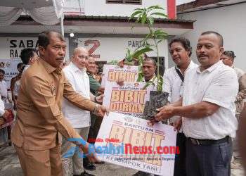 Legislator Gerindra Salurkan Bibit Unggul dan Sembako ke Warga Toba