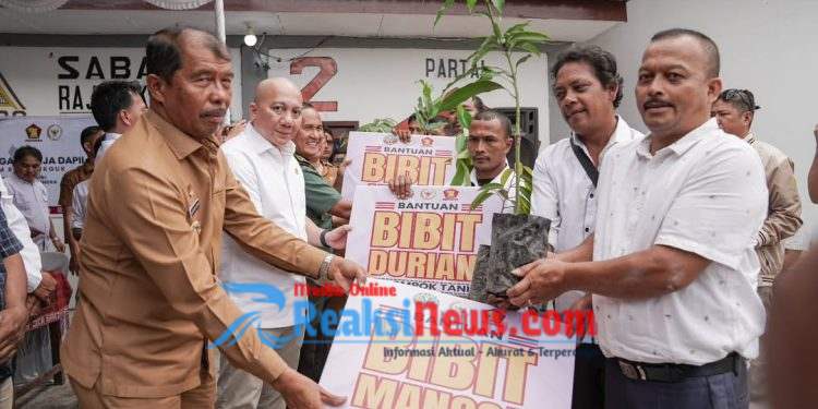 Legislator Gerindra Salurkan Bibit Unggul dan Sembako ke Warga Toba