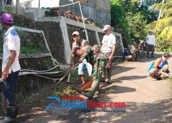Babinsa Bojonggaling Sertu Ian Koramil 2203/Warungkiara Ajak Warga Gotong Royong Jaga Kebersihan Lingkungan