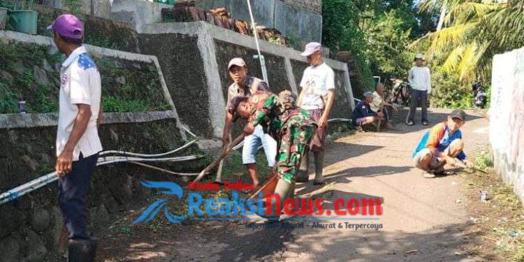 Babinsa Bojonggaling Sertu Ian Koramil 2203/Warungkiara Ajak Warga Gotong Royong Jaga Kebersihan Lingkungan