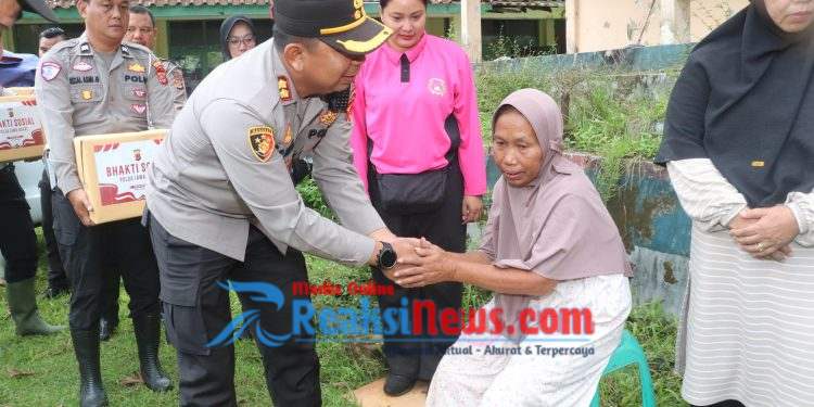 Polres Sukabumi Gelar Bakti Sosial untuk Korban Bencana Alam di Desa Sukawayana dan Desa Cisolok