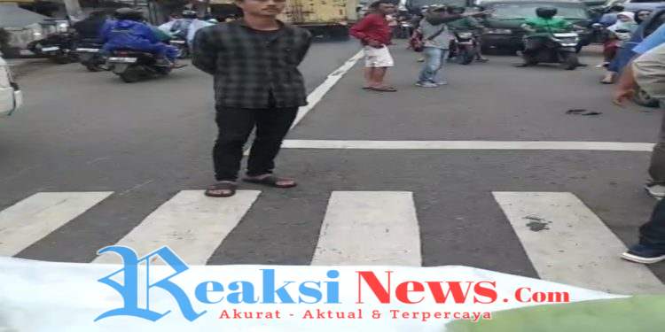 Motor Tersenggol, Pengendara Terlindas Truk Box di Cibadak — Tewas di Tempat!