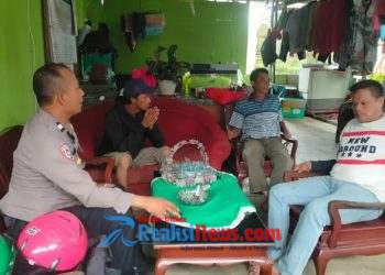 Hadir bersama warga Bhabinkamtibmas Sambang sampaikan pesan kamtibmas