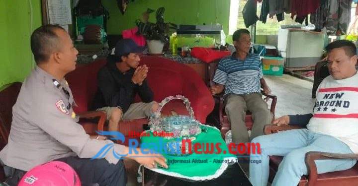 Hadir bersama warga Bhabinkamtibmas Sambang sampaikan pesan kamtibmas