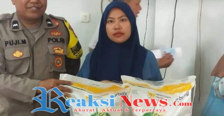 Bhabinkamtibmas Terus Aktif Dampingi Masyarakat, Salurkan Bantuan Pangan di Jayamekar