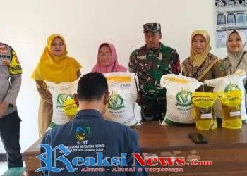 Laksanakan Sambang. Bhabinkamtibmas Pantau Penyaluran Bantuan Pangan Bagi Warga Tidak Mampu Di Kelurahan Jayaraksa