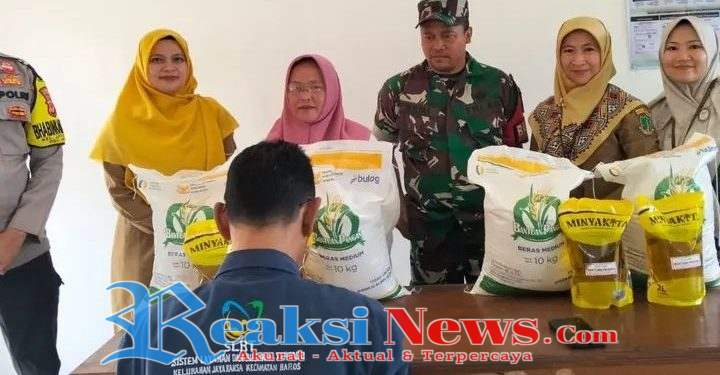 Laksanakan Sambang. Bhabinkamtibmas Pantau Penyaluran Bantuan Pangan Bagi Warga Tidak Mampu Di Kelurahan Jayaraksa