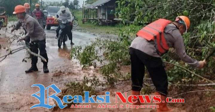 Respon Kilat, Polisi Pulihkan Akses Jalan Terdampak Longsor di Sumut