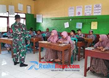 Serka Enceng Koramil 2203/Warungkiara Berikan Pengarahan Edukasi Kepada Siswa Kelas VI SDN Simpenan