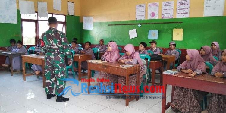 Serka Enceng Koramil 2203/Warungkiara Berikan Pengarahan Edukasi Kepada Siswa Kelas VI SDN Simpenan